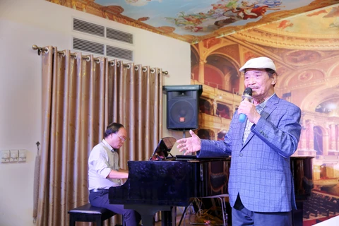 Nghệ sỹ nhân dân Trần Hiếu hát với tiếng đàn của nghệ sỹ nhân dân Phạm Ngọc Khôi, Phó Chủ tịch Hội Nhạc sỹ Việt Nam. (Ảnh: PV/Vietnam+) 