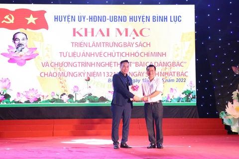 Ông Nguyễn Nguyên, Cục trưởng Cục Xuất bản, In và Phát hành trao tặng sách cho đại diện huyện Bình Lục. (Ảnh: PV/Vietnam+)