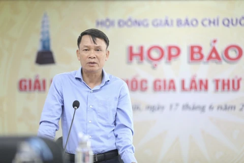 Phó Chủ tịch Hội Nhà báo Việt Nam Nguyễn Đức Lợi phát biểu tại họp báo. (Ảnh: Minh Quyết/TTXVN)