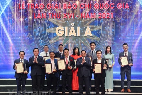 Các tác giả đươc trao giải A tại Giải Báo chí Quốc gia 2022. (Ảnh: Hoài Nam/Vietnam+)
