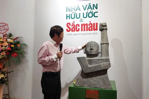Trung tướng Hữu Ước giới thiệu về tác phẩm điêu khắc đầu tay. (Ảnh: Minh Thu/Vietnam+)