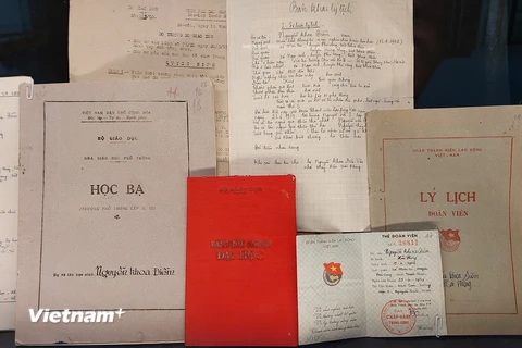 Tập hồ sơ của nhà thơ Nguyễn Khoa Điềm gửi lại Ủy ban Thống nhất Chính phủ trước khi đi B. (Ảnh: Minh Thu/Vietnam+) 