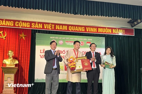 Tổ chức Kỷ lục Việt Nam vinh danh những người 'giữ lửa' thơ lục bát