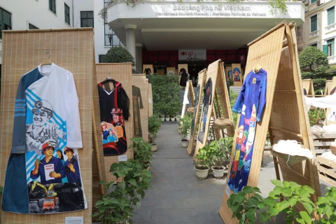 Không gian trưng bày áo dài tại Bảo tàng Phụ nữ Việt Nam. (Ảnh: Minh Thu/Vietnam+)