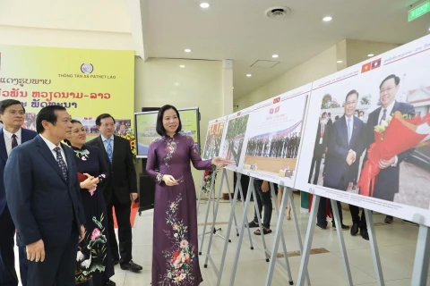 Tổng Giám đốc Thông tấn xã Việt Nam Vũ Việt Trang giới thiệu với đại biểu về ảnh trưng bày tại triển lãm. (Ảnh: Minh Quyết/TTXVN)
