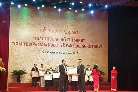 Nhà thơ Trần Quang Quý: ‘Bay lên những giấc mơ’ để về miền mây trắng