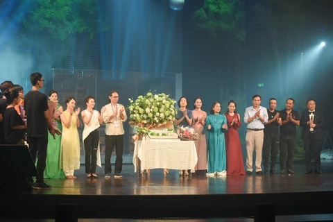 Các nghệ sỹ trong chương trình Hoa cúc xanh, kỷ niệm 80 năm ngày sinh nhà thơ Xuân Quỳnh. (Ảnh: PV/Vietnam+)