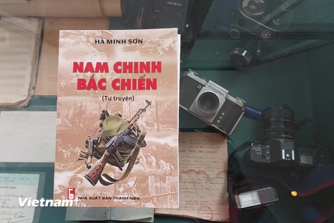 Cuốn sách kể về ký ức chiến trận của cựu chiến binh Hà Minh Sơn. (Ảnh: Minh Thu/Vietnam+)