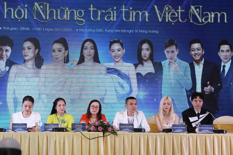 Bà Bùi Huệ, Phó Giám đốc Nhà hát Nghệ thuật Đương đại Việt Nam (thứ ba từ trái sang) tại cuộc họp báo công bố sự kiện. (Ảnh: PV/Vietnam+)