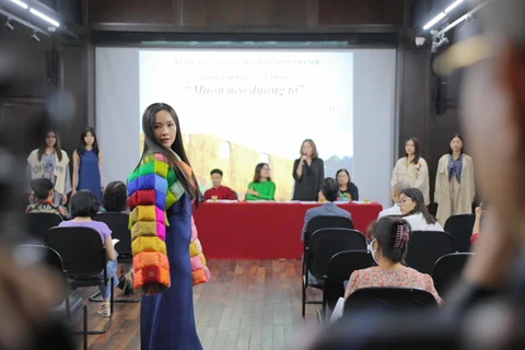 Các bộ sưu tập trang phục từ tơ tằm và lụa của các làng nghề Việt Nam sẽ được trình diễn kết hợp với âm nhạc dân gian truyền thống và đương đại. (Ảnh: Thanh Tùng/TTXVN)