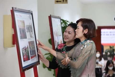 Các đại biểu xem lại tư liệu ảnh về cố Thủ tướng Võ Văn Kiệt. (Ảnh: PV/Vietnam+)