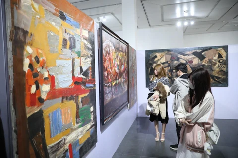 Triển lãm giới thiệu 70 tác phẩm của 19 nghệ sỹ Việt Nam, 30 tác phẩm của 8 nghệ sỹ Hàn Quốc cùng bộ sưu tập 200 bức tranh của tiến sỹ Nguyễn Tiến Luận. (Ảnh: PV/Vietnam+)