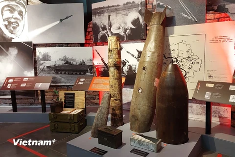 Triển lãm 'Hà Nội 1972': Cận cảnh quả bom từng rơi xuống Khâm Thiên