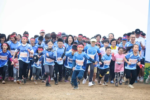 Nhân viên Tập đoàn TH và gia đình cùng tham gia giải chạy Run to the Sun ngày 8/1. (Ảnh: Tá Hiển/Vietnam+)