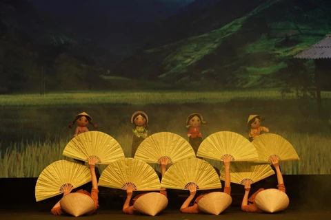 Màn rối chân độc đáo của các nghệ sỹ Nhà hát Múa rối Việt Nam. (Ảnh: Minh Giang/Vietnam+)
