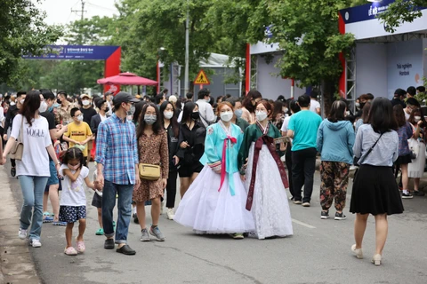 Người dân tham gia Lễ hội Con đường văn hoá Hàn Quốc lần thứ nhất. (Ảnh: Đại sứ quán cung cấp)