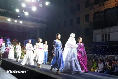Áo dài Việt 'đối thoại' với trang phục thêu Vyshivanki của Ukraine 