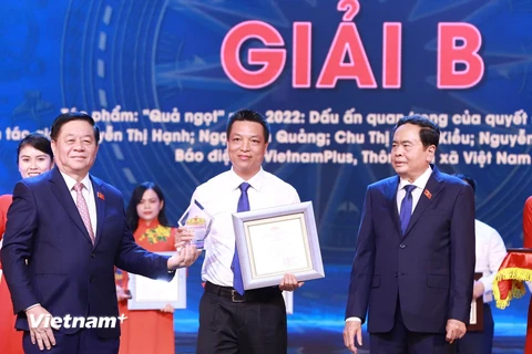 Phóng viên Ngọ Xuân Quảng, đại diện nhóm tác giả Báo Điện tử VietnamPlus lên nhận giải B. (Ảnh: Hoài Nam/Vietnam+) 