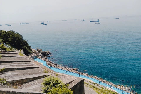 Đến thăm ngôi làng '7 sắc cầu vồng' rực rỡ ven biển Busan, Hàn Quốc