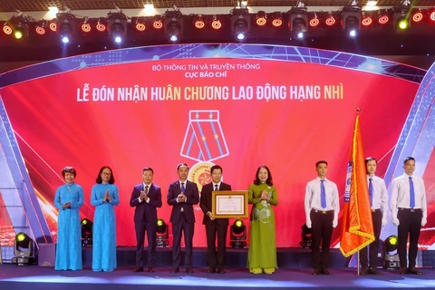 Phó Chủ tịch nước Võ Thị Ánh Xuân trao Huân chương Lao động hạng Nhì cho đại diện Cục Báo chí. (Ảnh: Tuấn Đức/TTXVN)