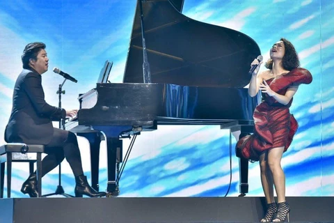 Nhà sản xuất của Taylor Swift giúp Hoàng Quyên ra mắt album mới