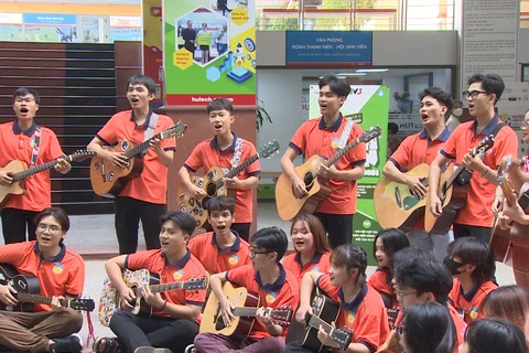 Các sinh viên Trường Đại học Công nghệ Thành phố Hồ Chí Minh (HUTECH) cổ vũ đồng đội. (Ảnh: PV/Vietnam+)