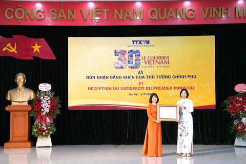 Le Courrier du Vietnam nhận Bằng khen Chính phủ dịp 30 năm thành lập