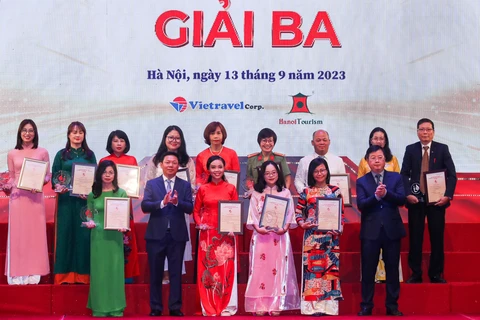 Phóng viên Minh Thu, Báo Điện tử VietnamPlus (thứ tư từ trái sang, hàng trước) nhận giải Ba. (Ảnh: PV/Vietnam+)