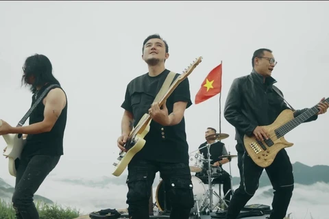 Bức Tường ra MV kết hợp rock và rap, truyền cảm hứng 'xê dịch'