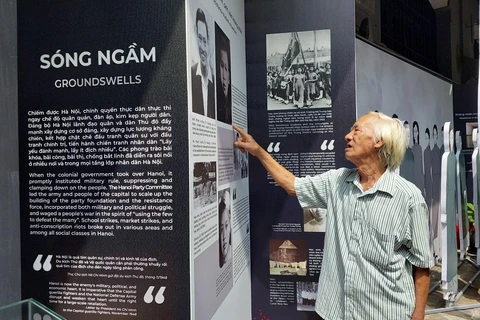 Ông Nguyễn Đình Tân bắt gặp bức ảnh anh trai mình, liệt sỹ Nguyễn Sỹ Vân tại Di tích Nhà tù Hỏa Lò. (Ảnh: Minh Thu/Vietnam+)