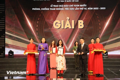 Phóng viên Báo Điện tử VietnamPlus nhận giải B Giải Báo chí Đấu tranh Phòng, Chống Tham nhũng, Tiêu cực lần thứ Tư. (Ảnh: Minh Anh/Vietnam+)