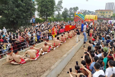 Nghi lễ kéo co ngồi tại đền Trấn Vũ, Long Biên, Hà Nội. (Ảnh: Thanh Tùng/TTXVN)