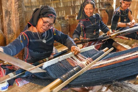 Người dân tham gia dự án Bảo tồn nghề dệt truyền thống của người Ba Na, tỉnh Gia Lai năm 2022. (Ảnh: Hội đồng Anh)