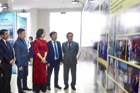 Các đại biểu tham quan trưng bày chuyên đề "Hội Nhà báo Việt Nam: Những chặng đường lịch sử, Chuyển đổi Số và hợp tác quốc tế." (Ảnh: Hoàng Hiếu/TTXVN)