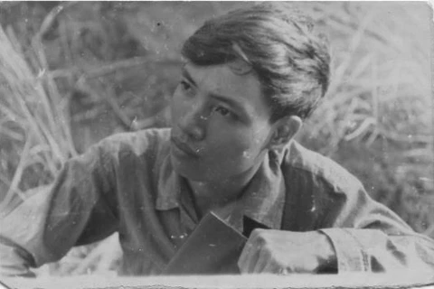 Nhà báo Trần Mai Hưởng tác nghiệp ở chiến trường năm 1972. (Ảnh: NVCC)