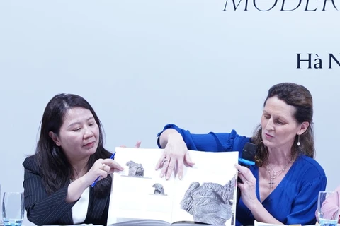 Bà Charlotte Aguttes-Reynier (phải) giới thiệu về cuốn sách mới ra mắt tại Hà Nội. (Ảnh: Minh Thu/Vietnam+)
