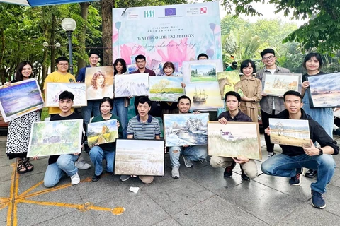 Người yêu nghệ thuật tham gia workshop vẽ tranh màu nước do Đại sứ quán Ba Lan tổ chức trong khuôn khổ sự kiện Ngôi làng Châu Âu 2023. (Ảnh: PV/Vietnam+)