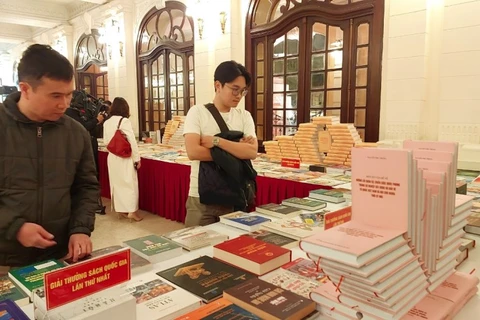 Một số ấn phẩm đoạt Giải thưởng Sách Quốc gia trưng bày tại Nhà hát Lớn Hà Nội. (Ảnh: Minh Thu/Vietnam+)