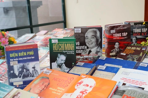 Một số ấn phẩm về Chiến thắng Điện Biên Phủ và Đại tướng Võ Nguyên Giáp. (Ảnh: Trọng Đức/TTXVN) 