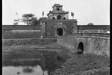 Diện mạo của Hoàng thành Thăng Long cách đây gần một thế kỷ do nhiếp ảnh gia Sofia Yablonska ghi lại. 