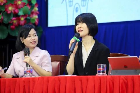Nhà văn Kim Ae Ran, tác giả tiểu thuyết “Những tháng năm rực rỡ” giao lưu với độc giả Việt Nam năm 2023. (Ảnh: TTVHHQ)