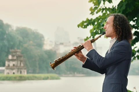 Nghệ sỹ saxophone nổi tiếng thế giới Kenny G đã ghé thăm một số địa danh nổi tiếng của Thủ đô để thực hiện MV. (Ảnh cắt từ clip)
