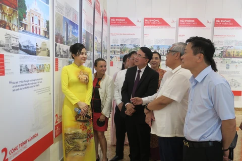 Đại diện Ủy ban Nhân dân thành phố Hải Phòng và Viện Pháp Việt Nam tham quan triển lãm. (Ảnh: PV/Vietnam+)