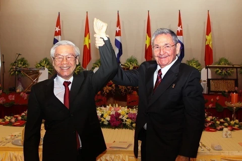 Đại tướng Raul Castro Ruz, Bí thư thứ nhất Ban chấp hành Trung ương Đảng Cộng sản Cuba, Chủ tịch Hội đồng Nhà nước và Hội đồng Bộ trưởng Cuba với Tổng Bí thư Nguyễn Phú Trọng ngày 8/7/2012, tại Hà Nội. (Ảnh: Trí Dũng/TTXVN)