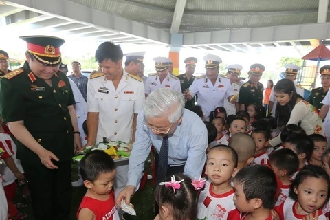 Tổng Bí thư Nguyễn Phú Trọng tặng quà cho trẻ em Trường Mầm non Trường Sa, tỉnh Khánh Hòa (5/5/2016). (Ảnh: Trí Dũng/TTXVN)