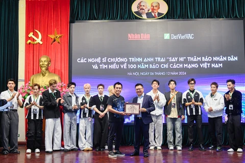 Ông Đinh Bá Thành, Chủ tịch, Tổng Giám đốc DatViet VAC trao tặng vé xem concert và poster chương trình cho ông Lê Quốc Minh, Tổng Biên tập Báo Nhân Dân. (Ảnh: CTV/Vietnam+)