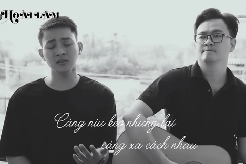 'Hoa nở không màu' bản acoustic của Hoài Lâm và Nguyễn Minh Cường đạt 100 triệu lượt xem. (Ảnh: Chụp từ MV)