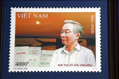 Phát hành bộ tem kỷ niệm 100 năm ngày sinh của nhà thơ Tố Hữu. (Ảnh: Đỗ Trưởng/TTXVN)