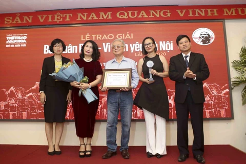 Trong ảnh: Trao Giải thưởng lớn - Vì tình yêu Hà Nội cho nhạc sĩ Phú Quang với những ca khúc bất hủ về Hà Nội. (Ảnh: Tuấn Đức - TTXVN)