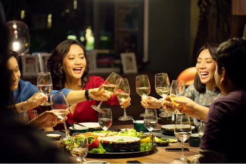 'Tiệc trăng máu' chính thức đặt chân vào 'Câu lạc bộ trăm' phim Việt có doanh thu trên 100 tỷ đồng. (Ảnh: Lotte Entertainment) 